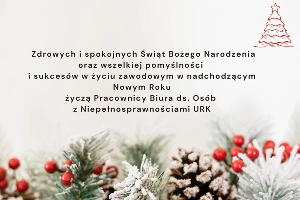 Kartka świąteczna kremowego koloru z życzeniami. W prawym górnym rogu znajduje się czerwona choinka z bombkami i gwiazdą. Na dole kartki lekko rozmyte ośnieżone gałązki choinki  i szyszka